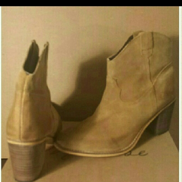 🍁🍂FALL MUST HAVE 🍁🍂Tan Suede Booties. Sz.10M - Picture 1 of 6